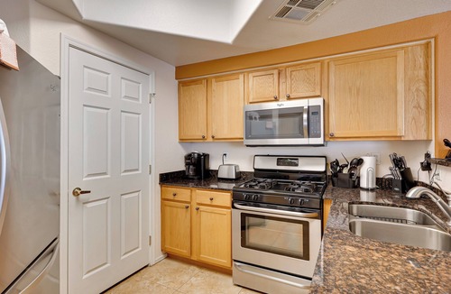 Maryvale Village Condo | 3 Mi to Camelback Ranch: Condo w/Pool Access