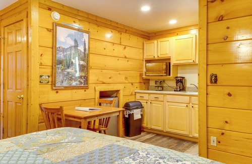 Pigeon Forge Cottage | 3 Mi to Dollywood: Pigeon Forge Resort Studio!