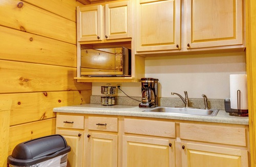Pigeon Forge Cottage | 3 Mi to Dollywood: Pigeon Forge Resort Studio!