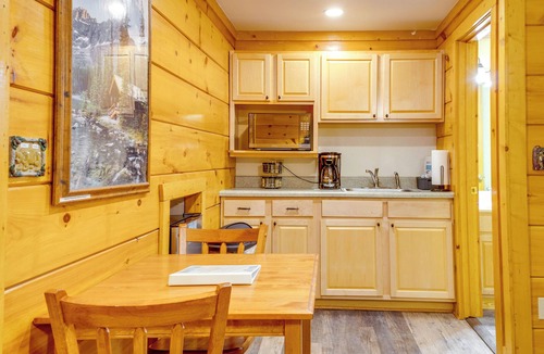 Pigeon Forge Cottage | 3 Mi to Dollywood: Pigeon Forge Resort Studio!