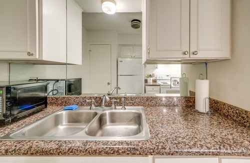 Knox - Henderson Condo | 3 Mi to Downtown Dallas: Condo w/Pool Access!