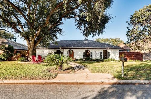 McAllen House | 3 Mi to Downtown McAllen: Quiet Home w/Pool