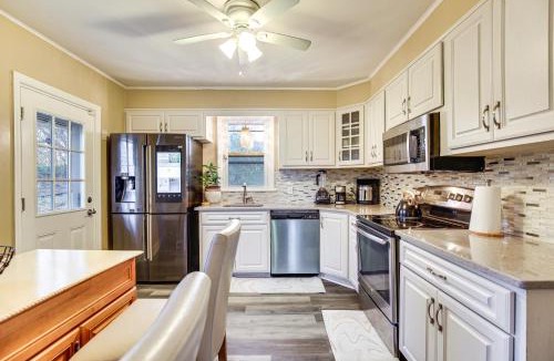 White Plains House | 3 Mi to Downtown Spacious White Plains Home