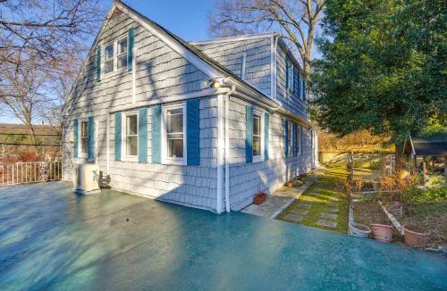 White Plains House | 3 Mi to Downtown Spacious White Plains Home