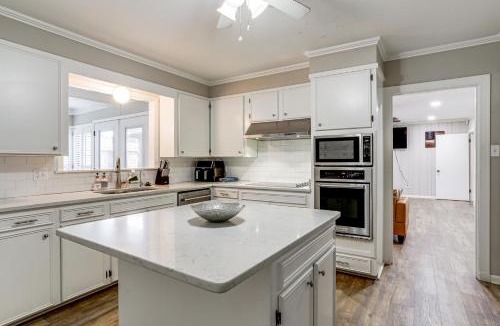 Alexandria House | 3 Mi to Dtwn Alexandria: Family Home w/Hot Tub!