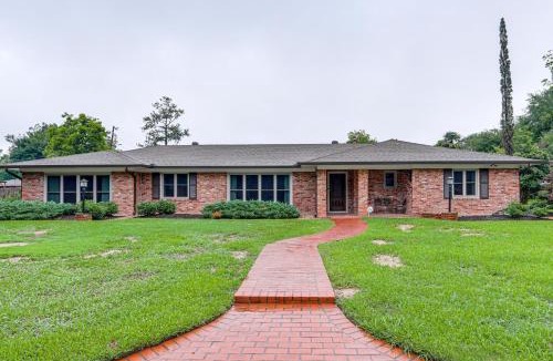 Alexandria House | 3 Mi to Dtwn Alexandria: Family Home w/Hot Tub!