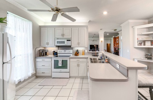 Aubrey House | ~ 3 Mi to Dtwn: Aubrey Vacation Rental w/Patio!