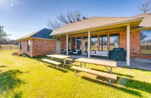 Aubrey House | ~ 3 Mi to Dtwn: Aubrey Vacation Rental w/Patio!