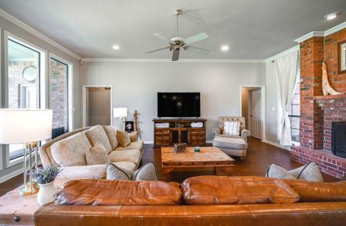 Aubrey House | ~ 3 Mi to Dtwn: Aubrey Vacation Rental w/Patio!