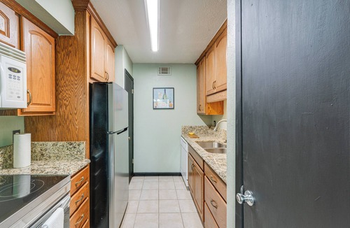 Knox - Henderson Condo | 3 Mi to Dtwn Dallas: Walkable Couples Retreat