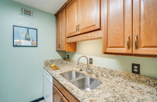 Knox - Henderson Condo | 3 Mi to Dtwn Dallas: Walkable Couples Retreat