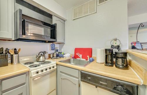 Fort Worth Apartment | 3 Mi to Dtwn Fort Worth! Condo w/Hot Tub & Pool