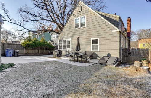 West New Haven House | 3 Mi to Dtwn: Gem w/Patio & Fire Pit in New Haven