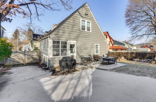 West New Haven House | 3 Mi to Dtwn: Gem w/Patio & Fire Pit in New Haven