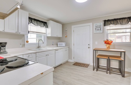 Greensboro Cottage | 3 Mi to Dtwn Greensboro! Cozy Cottage w/Deck