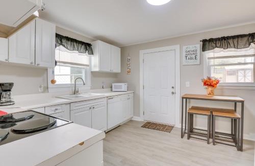 Greensboro House | 3 Mi to Dtwn Greensboro! Cozy Cottage w/Deck