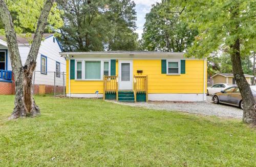 Greensboro House | 3 Mi to Dtwn Greensboro! Cozy Cottage w/Deck
