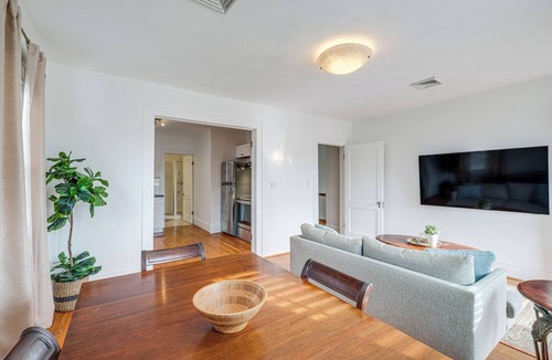 Roanoke Apartment | < 3 Mi to Dtwn Roanoke: Inviting Unit w/Balcony