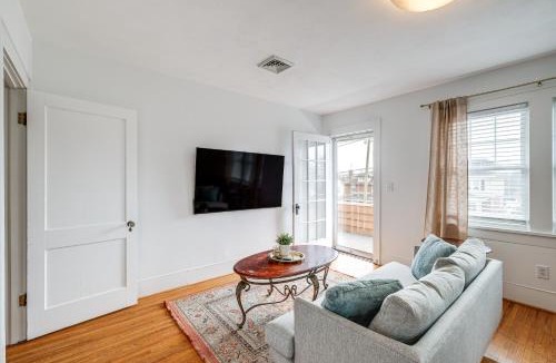 Roanoke Apartment | < 3 Mi to Dtwn Roanoke: Inviting Unit w/Balcony