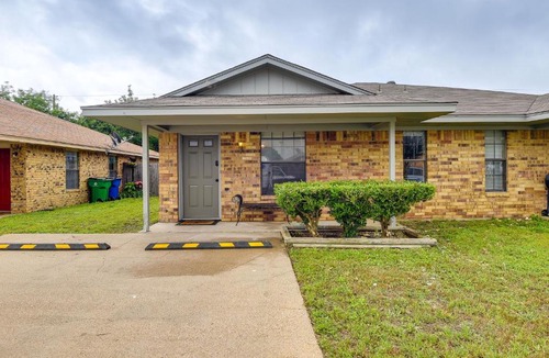 Waxahachie House | 3 Mi to Dtwn Waxahachie Townhome with Fire Pit