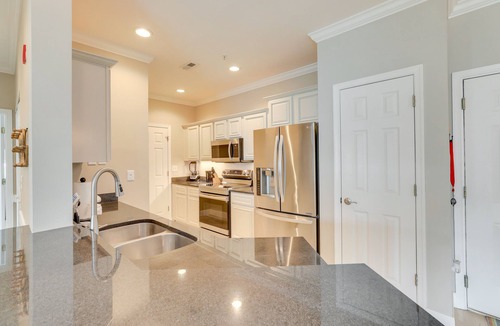 Charleston Condo | 3 Mi to Folly Beach: Condo w/Pool Access!