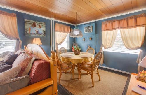 College Park Apartment | < 3 Mi to Golf & Swim: Cozy Oasis in Lake Worth!