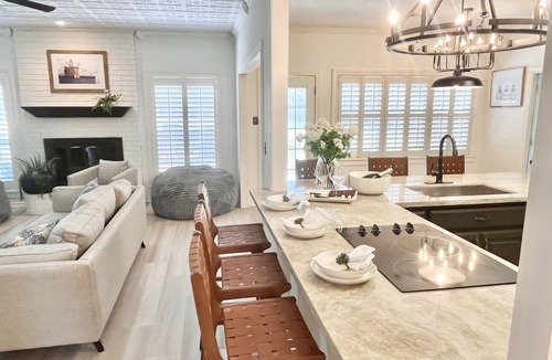 College Station House | 3 mi to Kyle Field, Farm house Ranchette, sleeps 20!
