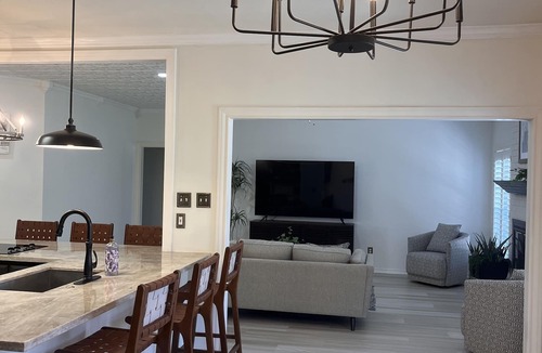 College Station House | 3 mi to Kyle Field, Farm house Ranchette, sleeps 20!