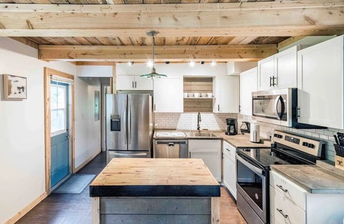 Windsor Hills Cabin | 3 mi to Liberty, Close to Dtown w/Secluded Feel