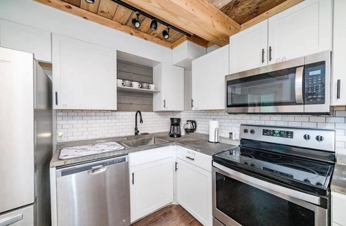 Windsor Hills Cabin | 3 mi to Liberty, Close to Dtown w/Secluded Feel