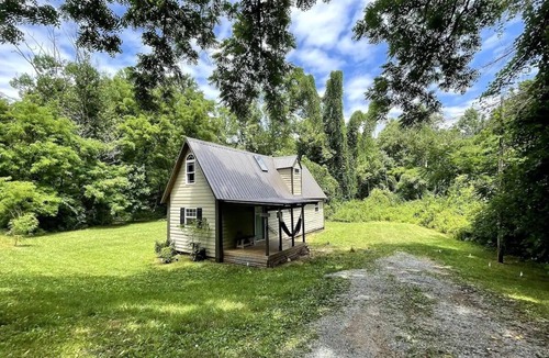 Windsor Hills Cabin | 3 mi to Liberty, Close to Dtown w/Secluded Feel