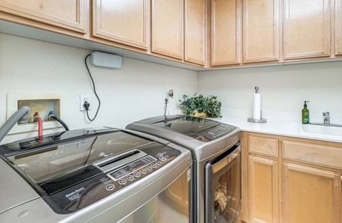 Tracy House | 3 Mi to Main St Tracy: Homey Retreat w/Game Room!