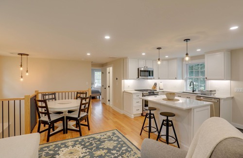 Bedford Condo | 3 Mi to Minute Man NHP: 'Summer St Retreat' + Deck