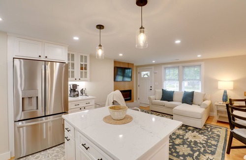 Bedford Condo | 3 Mi to Minute Man NHP: 'Summer St Retreat' + Deck