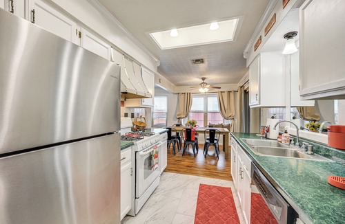 Universal City Cottage | 3 Mi to Randolph Afb: Family Home w/Poker Table!