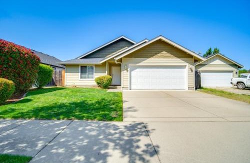 Grants Pass House | 3 Mi to Riverside Park Grants Pass Getaway!