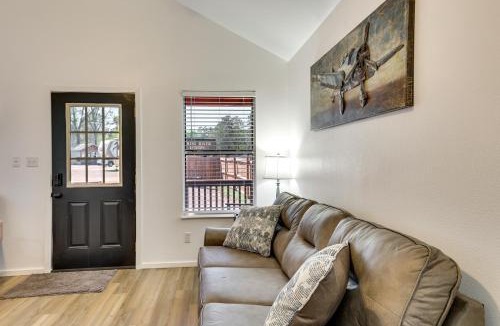 Joaquin House | 3 Mi to Sabine River! Modern Cabin Retreat