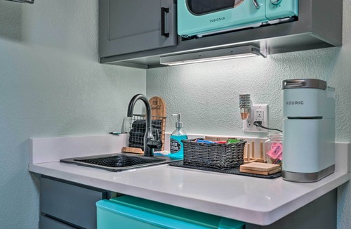 North San Antonio - SAT Cottage | 3 Mi to San Antonio Zoo: Bright Texas Cottage!