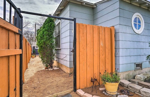 North San Antonio - SAT Cottage | 3 Mi to San Antonio Zoo: Bright Texas Cottage!