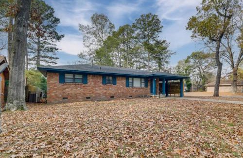 Pine Bluff House | 3 Mi to Saracen Landing! Family Getaway w/Deck