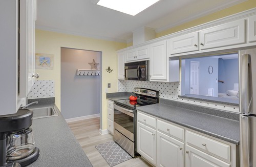 Saint Simons Island Apartment | 3 Mi to St Simons Beach: Gem w/Pool Access & Deck