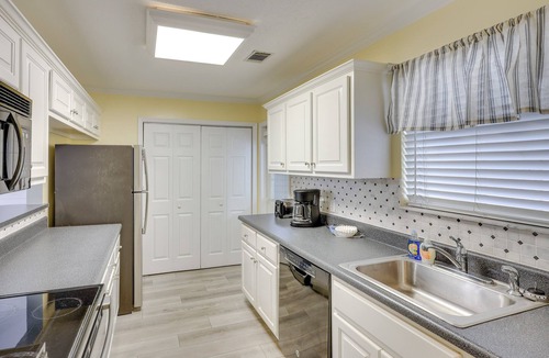 Saint Simons Island Apartment | 3 Mi to St Simons Beach: Gem w/Pool Access & Deck
