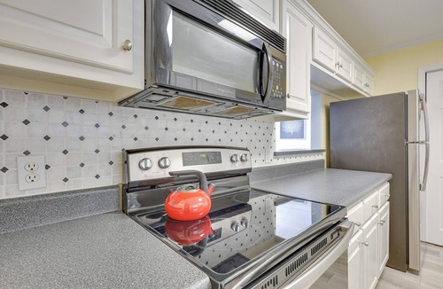 Saint Simons Island Apartment | 3 Mi to St Simons Beach: Gem w/Pool Access & Deck