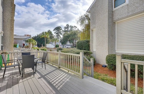 Saint Simons Island Apartment | 3 Mi to St Simons Beach: Gem w/Pool Access & Deck