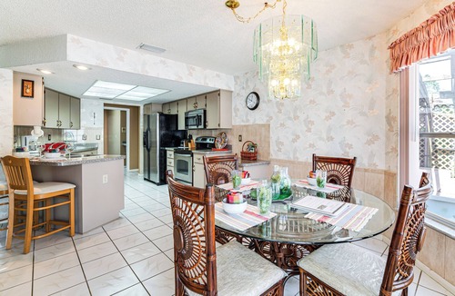 Spring Hill House | 3 Mi to Weeki Wachee Springs SP: Poolside Oasis!