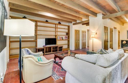 Near North Valley House | 3 Mi to Zoo & Garden: ABQ Home w/Heated Pool!