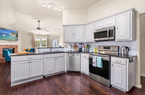 Heritage House | 3 Miles to SeaWorld 7 Miles to Lackland AFB 3BR Spacious House -sleep 10