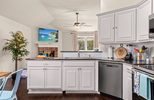 Heritage House | 3 Miles to SeaWorld 7 Miles to Lackland AFB 3BR Spacious House -sleep 10