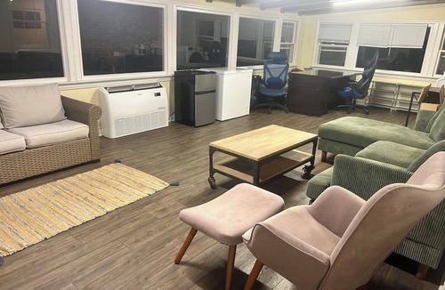 Lynchburg House | 3 min to LU, 85" TV, 2 Dining areas, Fenced backyard, Large Driveway