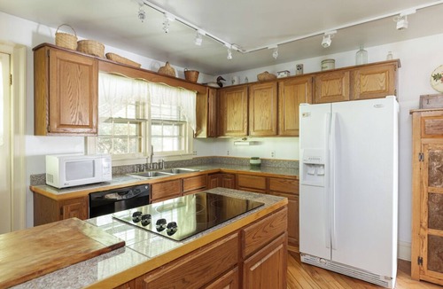 Warm Springs House | 3 min to the Springs, Rustic, Dog Friendly, Walk to Dinner